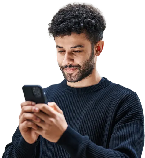 Homem sorrindo enquanto usa o celular