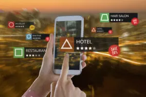 Smartphone com aplicativos em vista de alto ângulo da paisagem urbana iluminada. Cliente oculto avaliando serviços de empresas.
