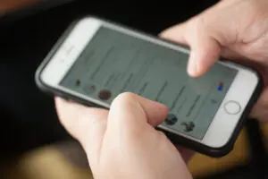 Homens digitando no Whatsapp fazendo vendas pelo whastapp.