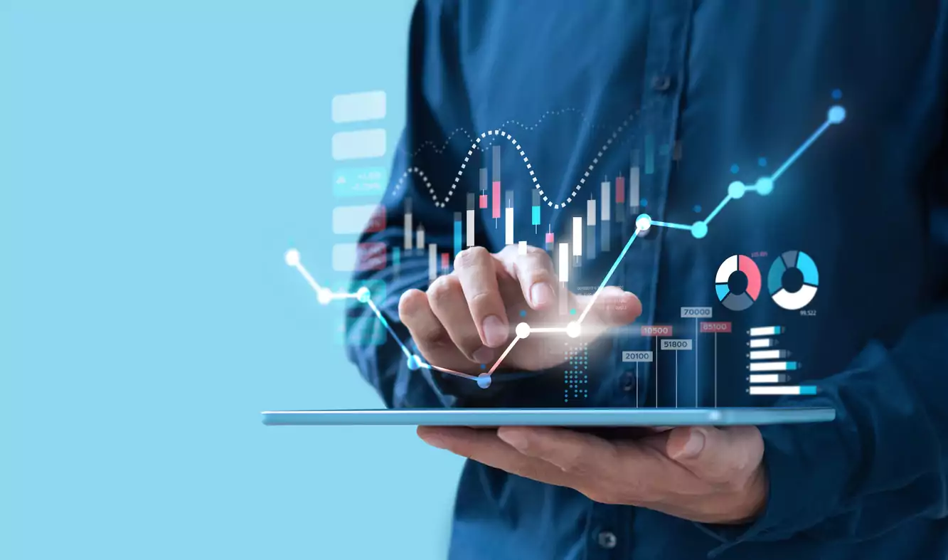 Empresário negociando mercado de ações on-line na tela do tablet, conceito de investimento digital. Funil de vendas conheça seu conceito e benefícios.
