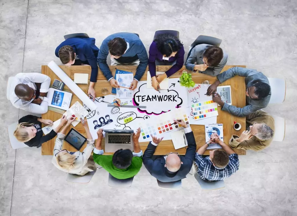 Grupo de trabalho em equipe de diversos empresários multiétnicos. Endomarketing.