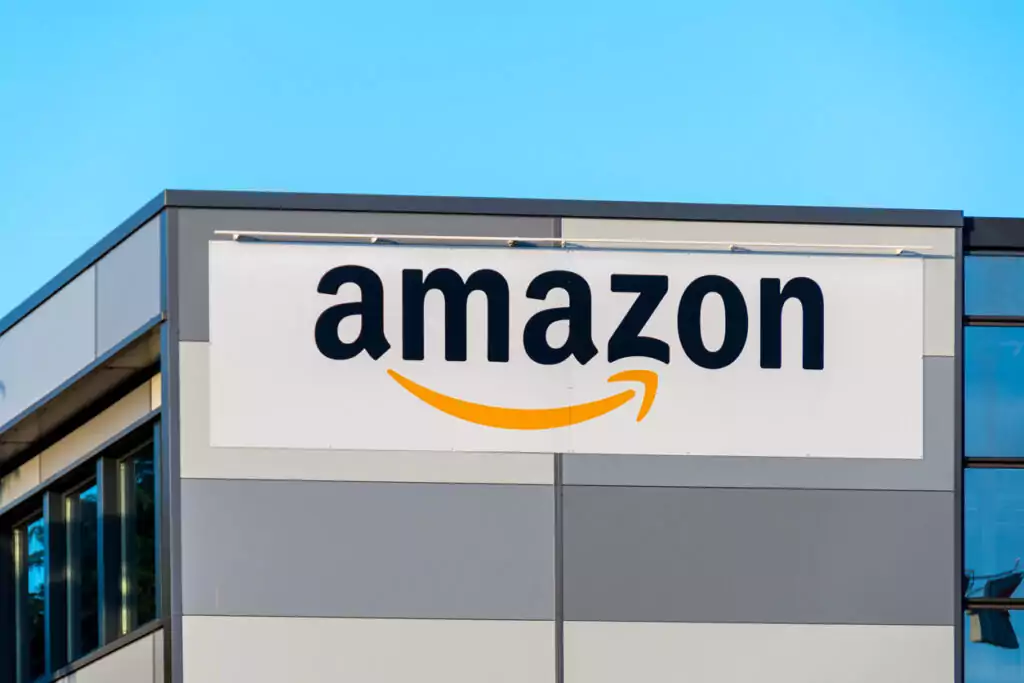 A imagem mostra a fachada de um prédio da Amazon, que possui a logo da empresa. A Amazon oferece valiosas dicas de e-commerce para empreendedores digitais alavancarem o seu negócio