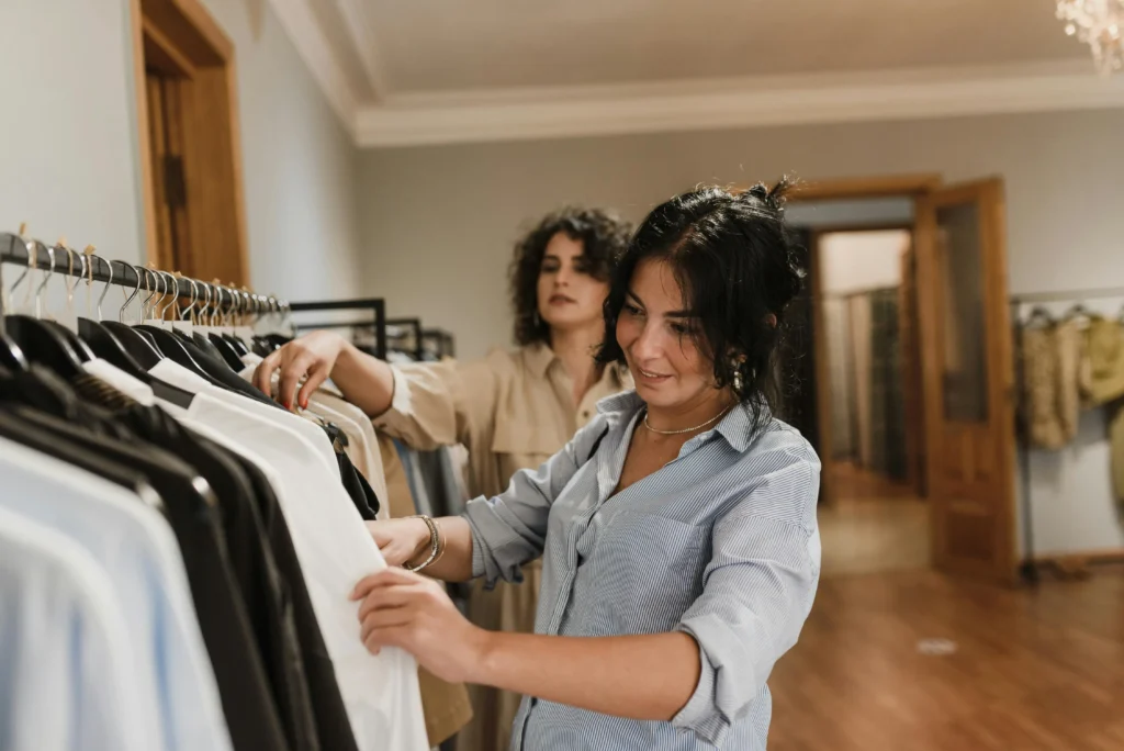 clientes olhando roupas em uma loja