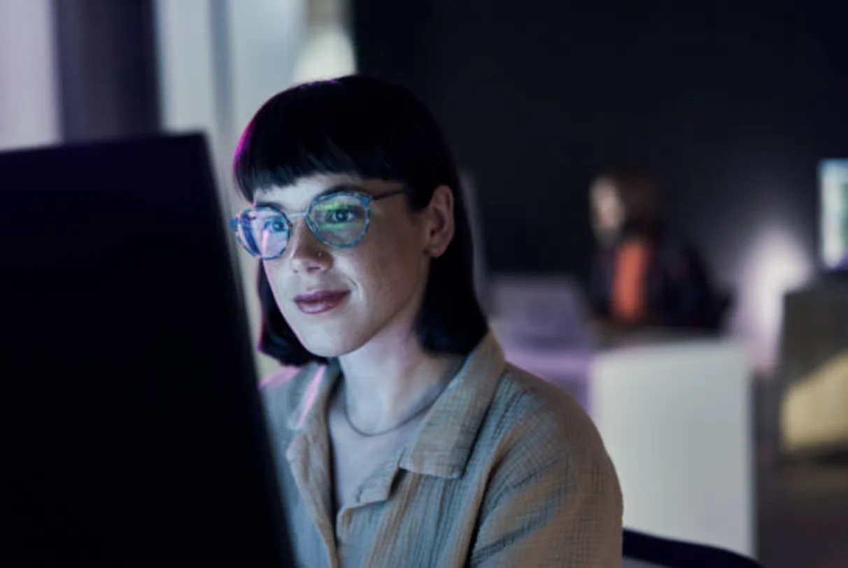 imagem de uma mulher olhando para o computador...