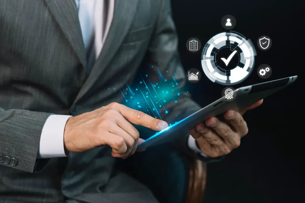 Empresário usando tablet com interface digital e ícones tecnológicos representando ferramentas de gestão, análise de dados e segurança