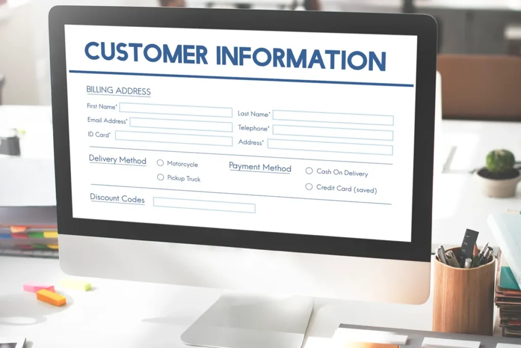 Formulário de cadastro de cliente exibido em uma tela de computador, com campos para nome, e-mail, endereço e método de pagamento