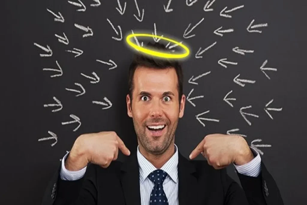 Homem de terno com halo brilhante desenhado acima da cabeça e setas apontando para ele, representando o conceito psicológico do Efeito Halo e percepção de favoritismo.