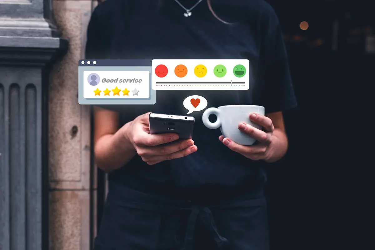 Pessoa avaliando um serviço no smartphone, com ícones de satisfação, estrelas e coração