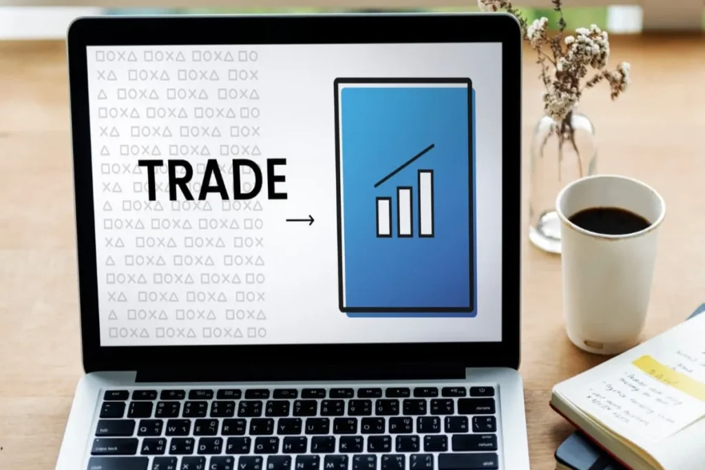 Laptop em mesa de trabalho exibindo na tela o conceito 'TRADE' com uma seta apontando para um gráfico de barras em crescimento, simbolizando resultados positivos de trade marketing.
