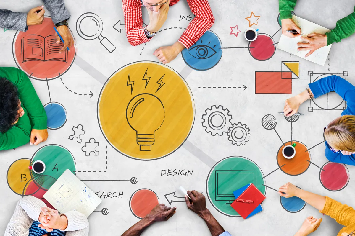 Equipe em brainstorming criativo com elementos gráficos de ideias, pesquisa e design.