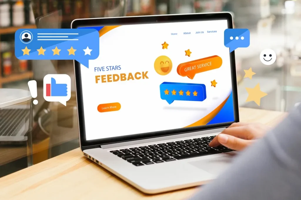 Pessoa utilizando notebook com tela exibindo “Five Stars Feedback”, emojis de satisfação, balões de fala com estrelas e mensagens como “Great Service”, representando avaliações positivas de clientes.