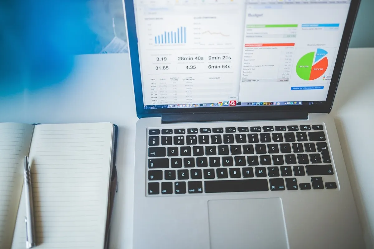 Como o Cliente Oculto utiliza benchmarks para superar a concorrência?