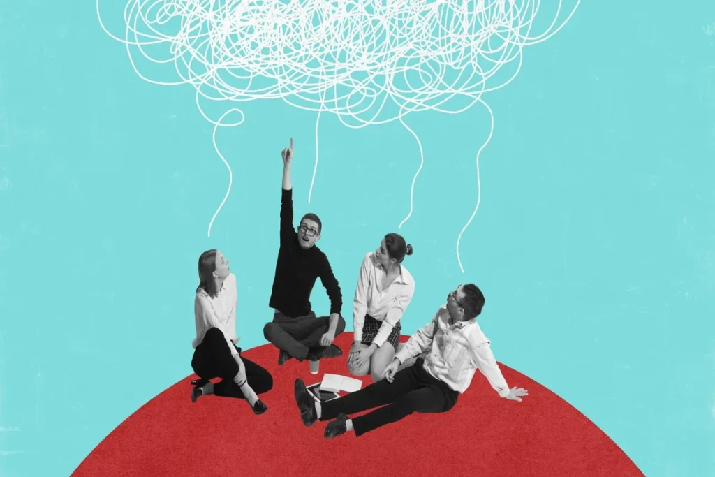 Quatro pessoas em um círculo de brainstorming olhando para uma "nuvem" de rabiscos, simbolizando a economia criativa.