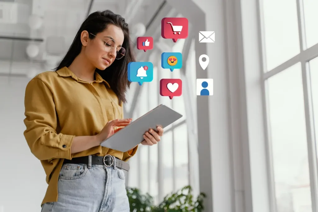 Mulher usando um tablet, com ícones de notificação, curtidas e compras flutuando ao redor, representando o uso de plataformas digitais no endomarketing.