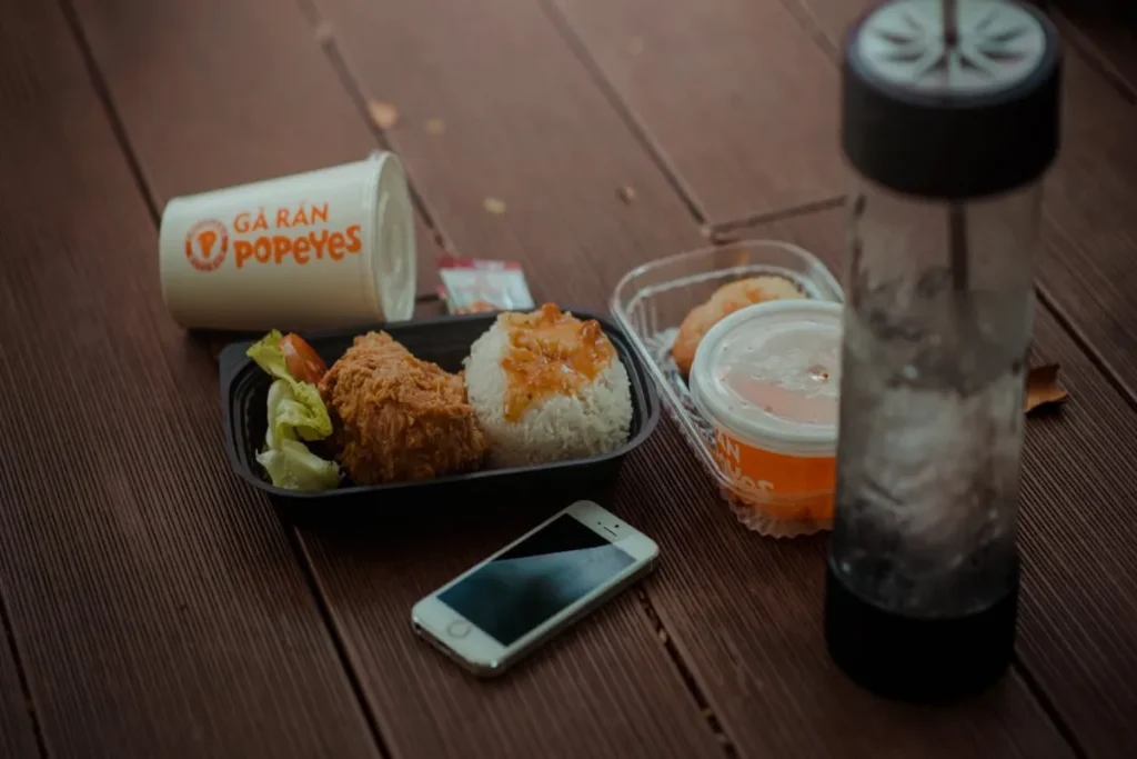 Refeição completa de uma franquia Popeyes, destacando a padronização e qualidade para o franqueado.