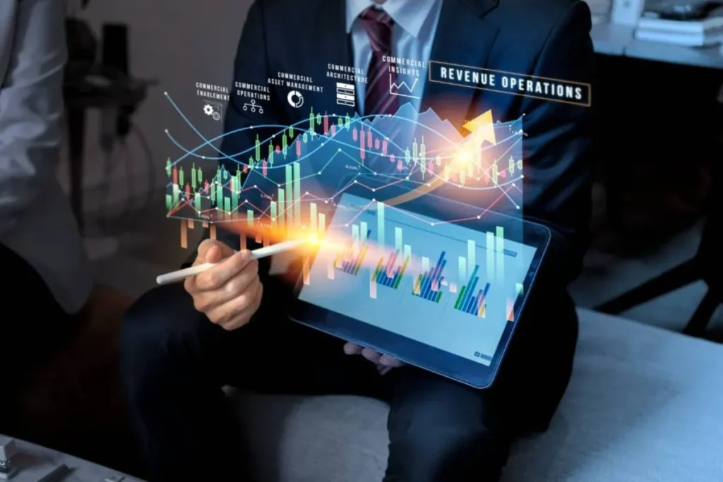 Um profissional de finanças, de fato e gravata, segura um tablet com gráficos e dados holográficos que representam análises financeiras e de receita, simbolizando o estudo do payback de um investimento.