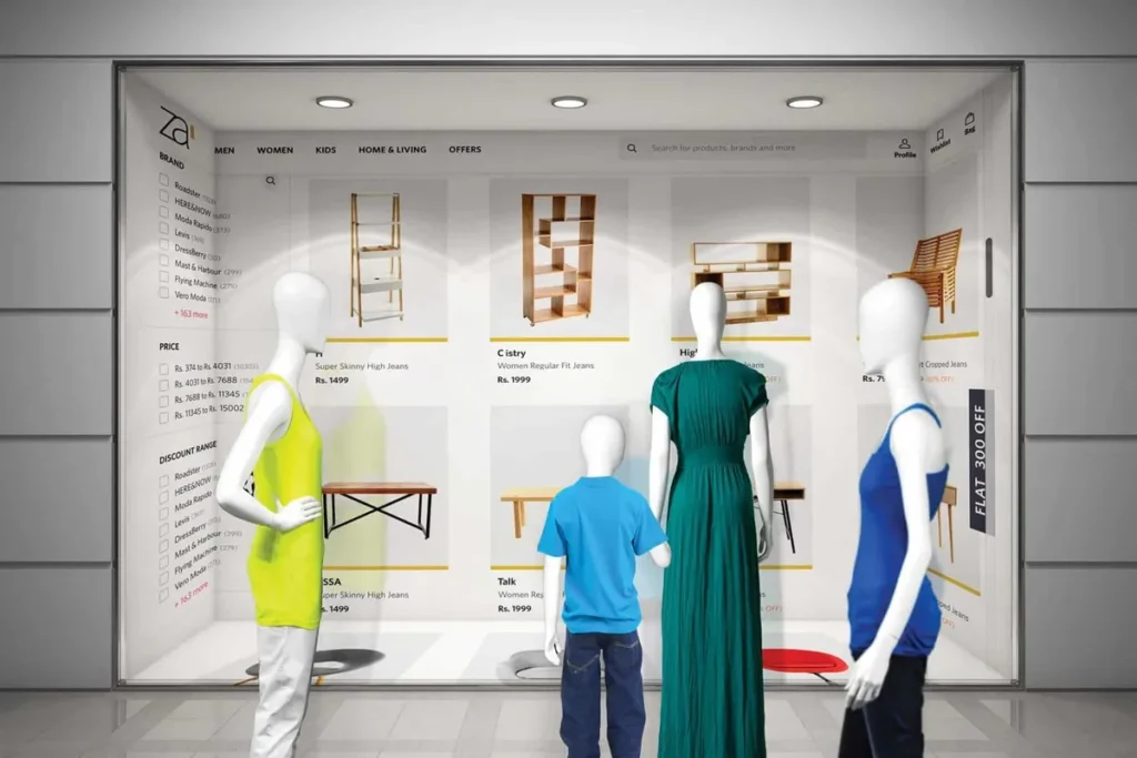 Manequins em uma vitrine de loja com a interface de um site de e-commerce projetada ao fundo, combinando visual merchandising físico e digital.