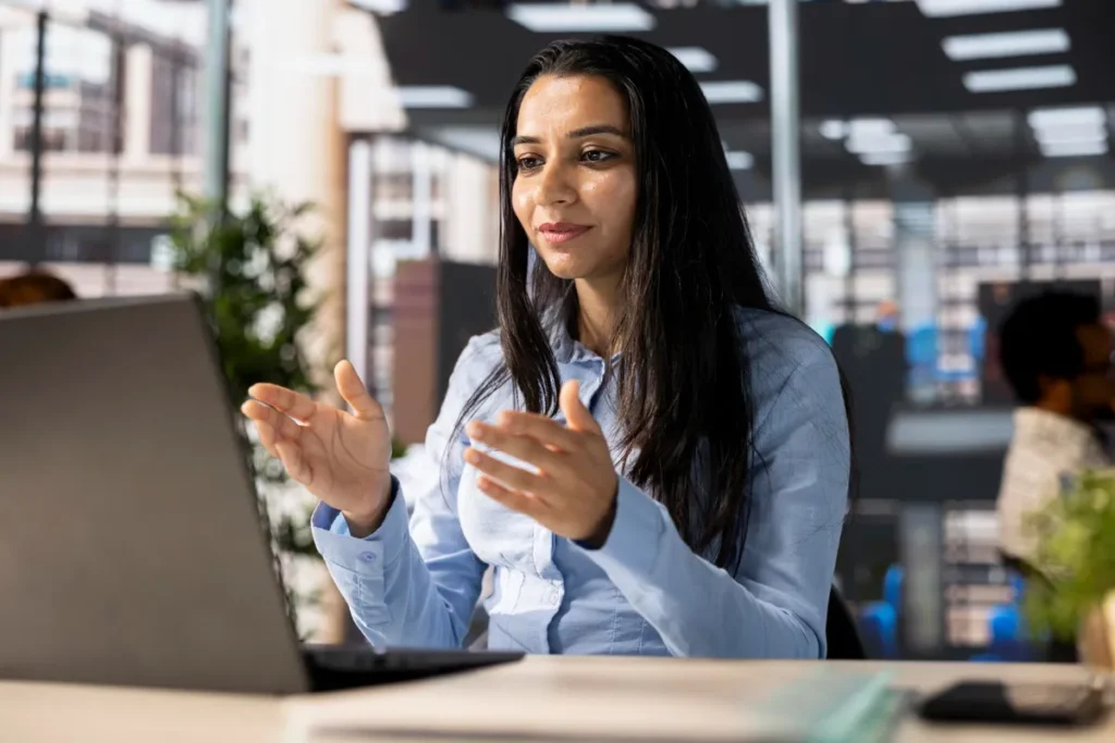 Captação de leads, geração de leads, marketing digital, estratégia de vendas, reunião online, videochamada, mulher em reunião, empreendedora