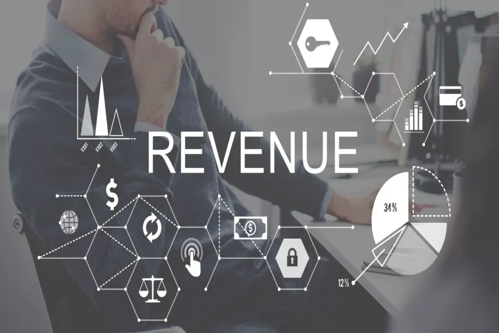 Uma pessoa sentada em uma mesa de escritório com a palavra "REVENUE" em destaque no centro. Ícones de negócios como gráficos, cifrão e cadeado, estão interconectados por linhas, simbolizando as estratégias e o planejamento para o aumento da receita.