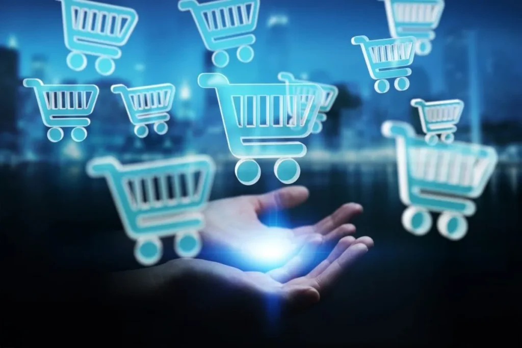 Uma imagem abstrata que mostra ícones de carrinho de compras flutuando sobre as mãos de uma pessoa, representando a conveniência e o alcance do varejo online.