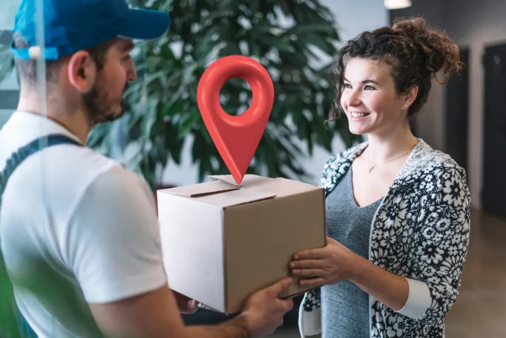 Uma mulher sorridente recebe um pacote de um entregador, simbolizando o momento final do rastreio de pedidos e a satisfação do cliente com a entrega.