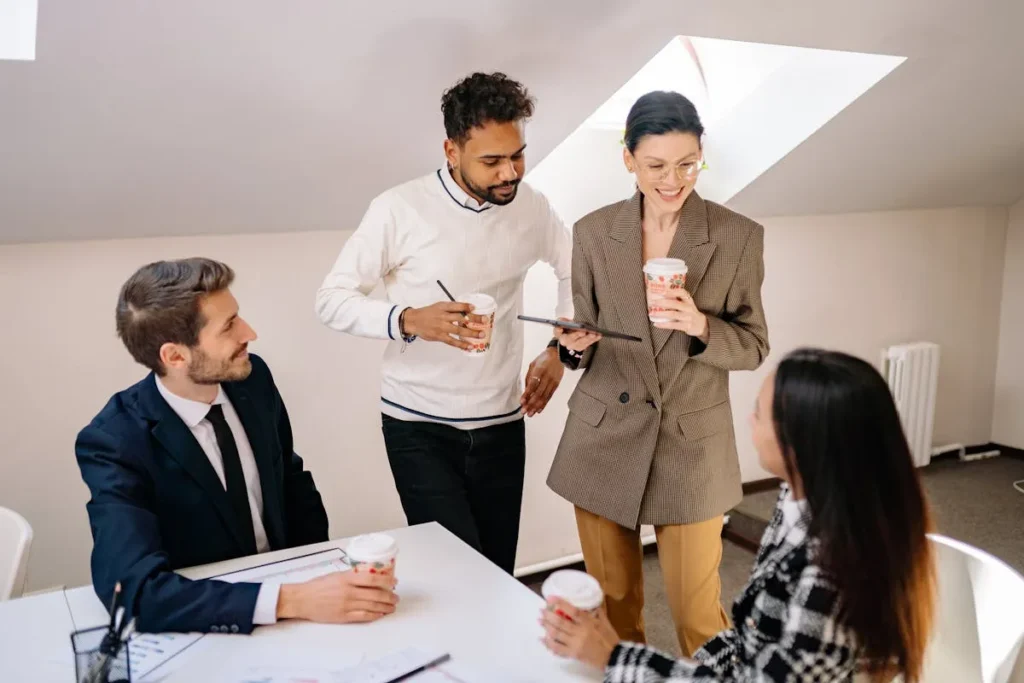 Pessoas conversando em ambiente corporativo